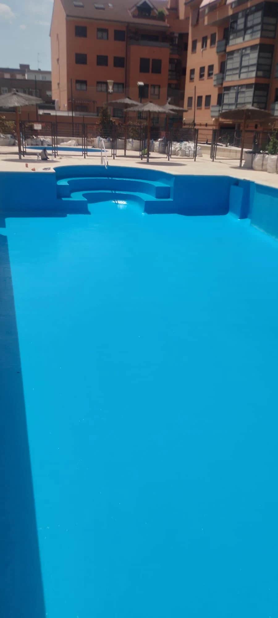 Piscina con el vaso impermeabilizado en azul